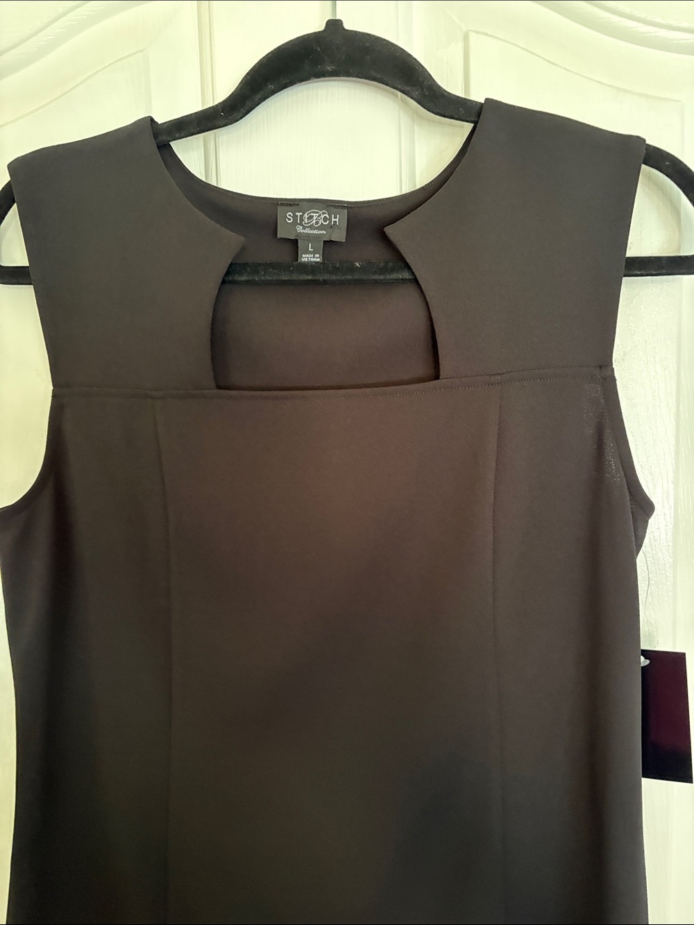 Black Keyhole Neck Shell - Picture 3 of 6
